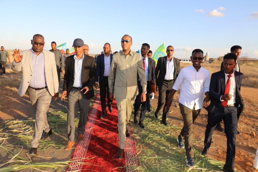 Ra’iisul Wasaaraha Soomaaliya Iyo Soo Dhaweyntii loogu Sameeyay Qabri Dahare iyo Godey (Sawiro)